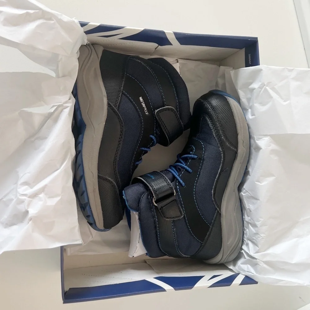 Geox JN Alaska Waterproof Boys Boot sz. 10.5